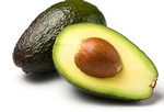 Авокадо.
Авокадо в первую очередь – это источник волокон, витамина В6, С, Е, К, калия, магния и солей фолиевой кислоты. В авокадо нет холестерина и натрия. В авокадо содержится на 60% больше калия на 30 г, чем в бананах. Этот фрукт – незаменимый источник мононасыщенных жиров. В авокадо среднего размера содержится 227 калорий. Перед употреблением хорошо промыть и снять кожуру.