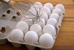 Яйца: легко доступные и вкусные.
Яйца, наверно, самая традиционная и относительно недорогая форма белка. Американская ассоциация сердечных заболеваний сообщает, что одно яйцо в день – достаточно для здорового взрослого человека. Так что, вероятно, выбрав высокопротеиновую диету, уделите особое внимание яйцам.