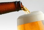 Помощник: светлое пиво.
Конечно, пиво – не самое лучшее средство для похудения. Но если вы вышли с друзьями выпить по бокалу пива, светлое пиво – самый оптимальный вариант. В одном бокале около 100 калорий, в то время как в темном около 150.