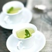 Чай ускоряет природное сжигание калорий.
Правда. Катехины, содержащиеся в зеленом чае и чае улун (красный чай) могут ускорить процесс сжигания жиров в организме. Исследование, в котором принимали участие японские женщины, сравнило эффекты от употребления зеленого чая, красного чая и воды. Всего одна большая чашка чая улун увеличила количество сжигаемых калорий на 10%, а через пару часов этот показатель увеличился еще в 1 &amp;#189; раза. Зеленый чай ускоряет метаболизм на 4% за 1 &amp;#189; часа. Другие исследования показывают, что употребление 2-4 чашек зеленого или красного чая в день (содержащего около 375-675 мг катехинов) может вызвать сжигание 50 экстра калорий в день – что равняется потере 10 кг веса в год.

Совет: Попробуйте заменить утреннюю чашку кофе чашкой зеленого или красного чая, которые также содержат дозу кофеина необходимую для ускорения метаболизма. Вместо молока или подсластителя добавьте в чай выжатый лимон, который поможет организму впитать большее количество катехинов.