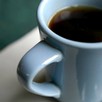 Закажите это: Чашка (200 г) декофеинизированного кофе.
 
И вы выпьете это: 0 калорий, 0 г жиров, 0 г насыщенных жиров и 0 г углеводов.
 
Мнение Марион Нэстл: «Считайте это ароматизированной водой». 
 
Знали ли вы что?
Японские ученые изобрели генетически модифицированное кофейное растение, которое производит бобы, содержащие только 1/3 кофеина по сравнению с натуральными кофейными бобами. Процесс декофеинизации обычно предусматривает вымачивание нежареных бобов в воде и использование химических веществ для удаления из них кофеина. Это техника абсолютно безопасна, но в то же время она дорогая и занимает много времени. Японские исследователи утверждают, что их модифицированные бобы являются более быстрой, дешевой и вкусной альтернативой декофеинизации. Тем не менее на данный момент еще никто не пьет кофе из модифицированных бобов; они требуют детального изучения, прежде чем стать новинкой в кофейной индустрии.