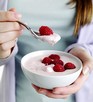 5. Йогурт.
В некоторые йогурты добавляют витамин D. В каждой 180 граммовой упаковке содержится 80 единиц.